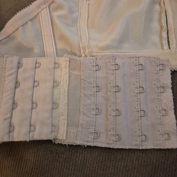 Vintage Lillyette tan bra with lace accent size 36 DD - Picture 3 of 6
